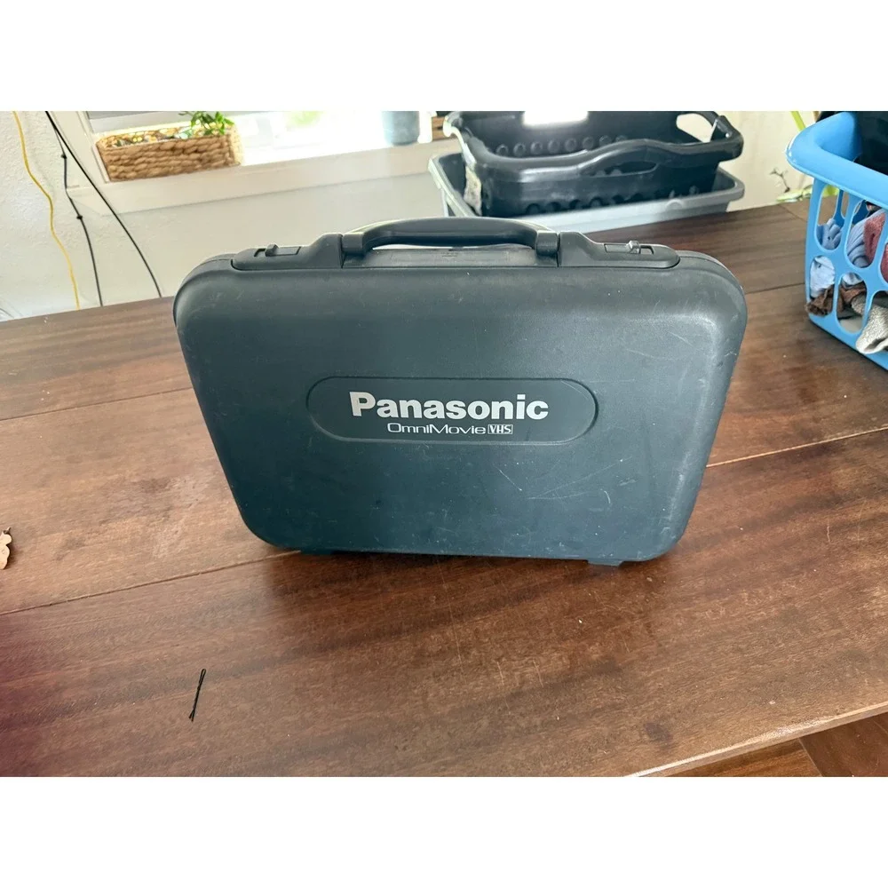 Panasonic AFx12 VHS Camcorder PV-520D w/ Case Power Adapter Tested Powers On